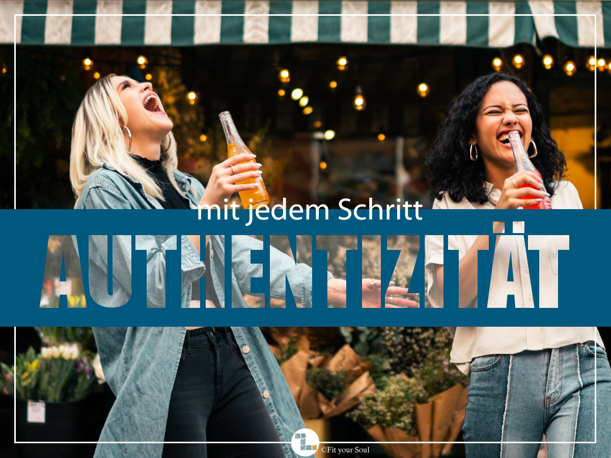 Authentische Frauen am lachen mitten auf der Straße