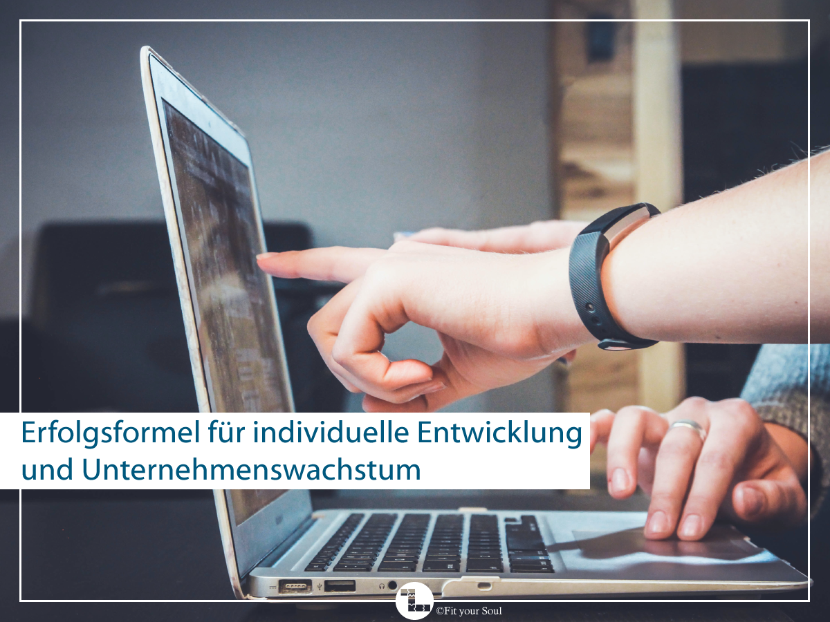 Mentor mit Mentee am Macbook, die eine Alltagssituation besprechen