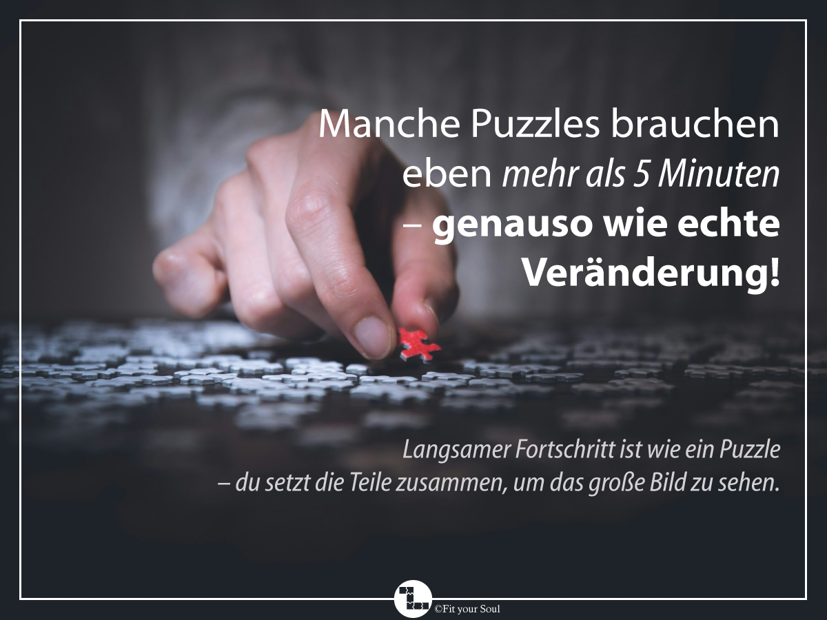 Person die langsam ein großes Puzzle zusammensetzt