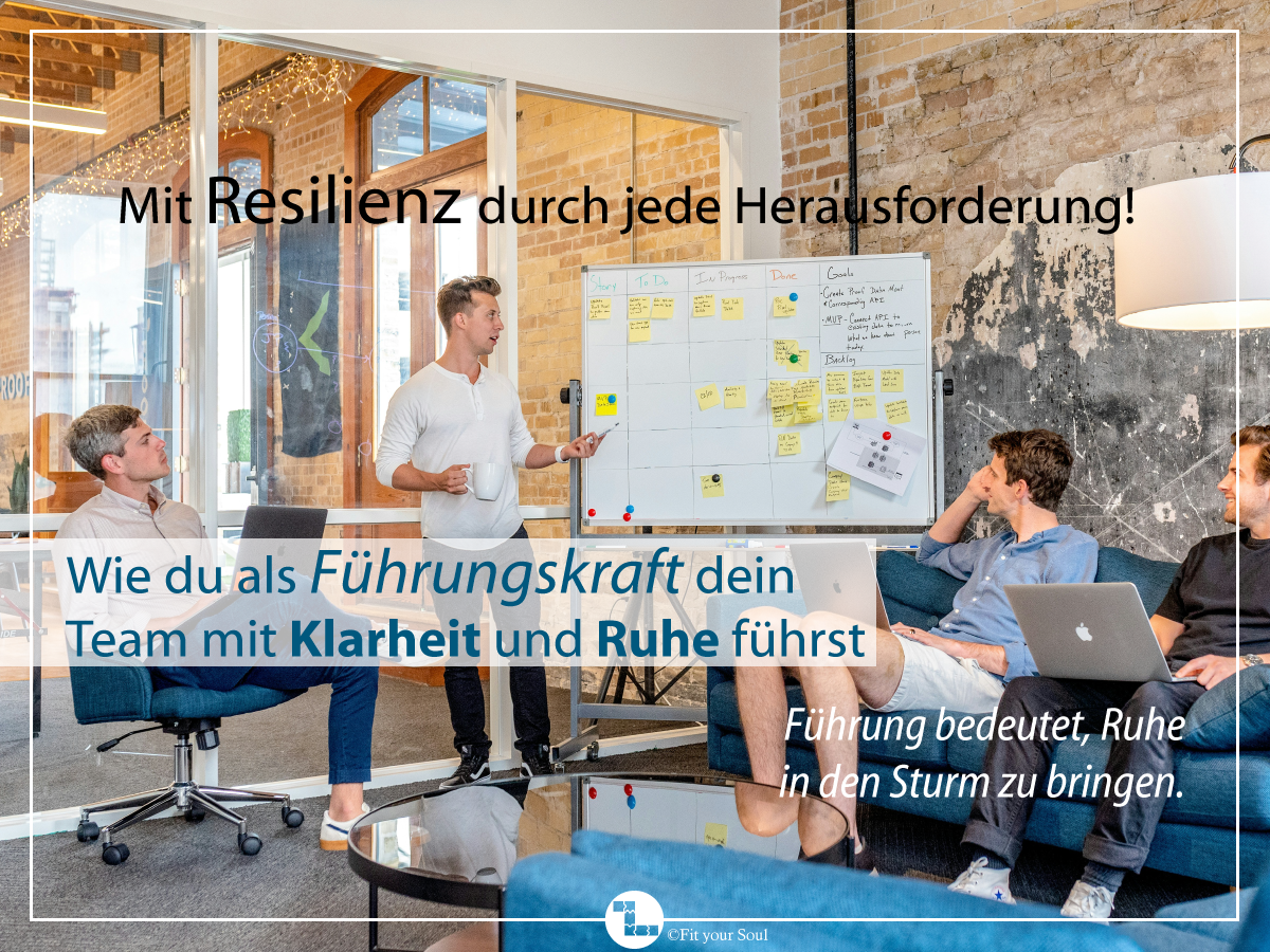 Führungskraft die entspannt mit dem Team Strategien für Wachstum bespricht.