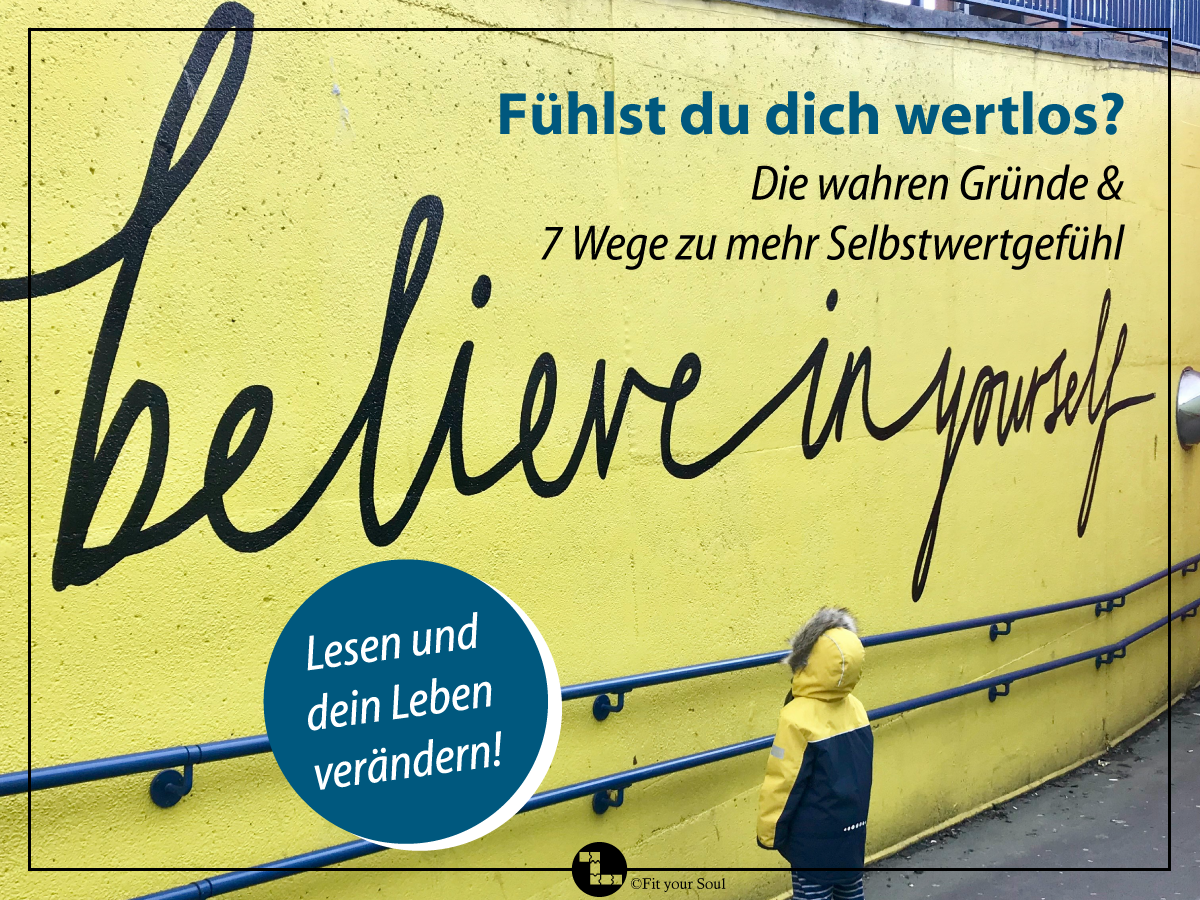 Kind welches die Botschaft believe in yourself liest.