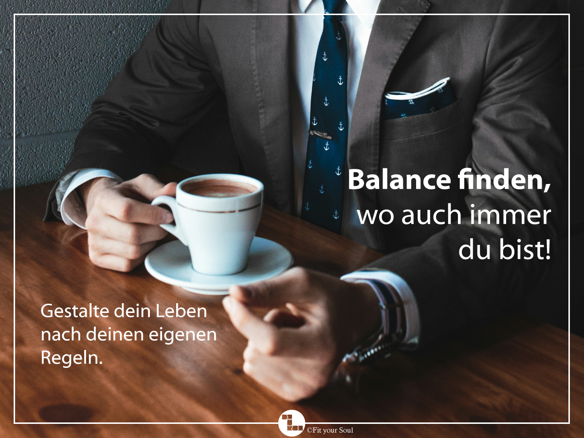 Unternehmer der entspannt eine Tasse Kaffee trinkt