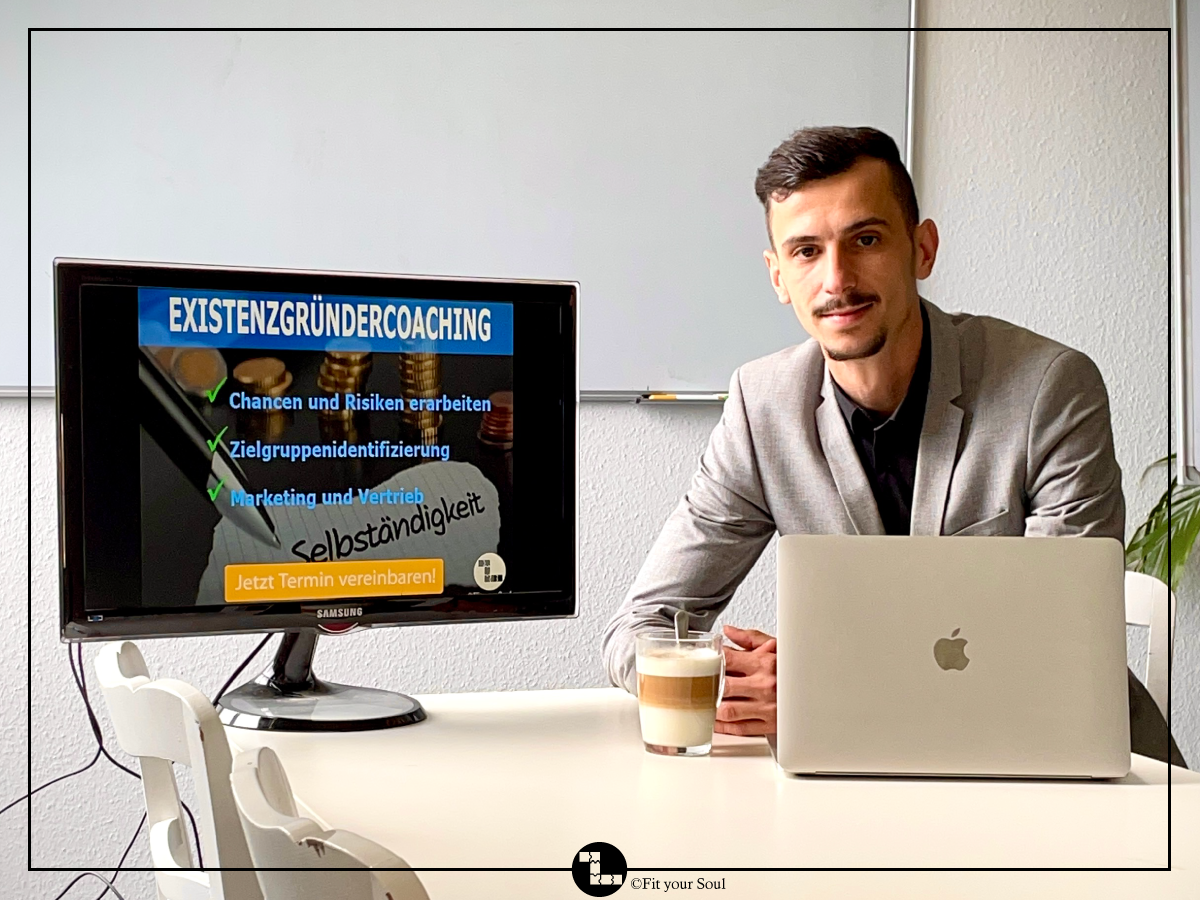 Inhaber Damiano Montero mit digitalem Poster für Gründer