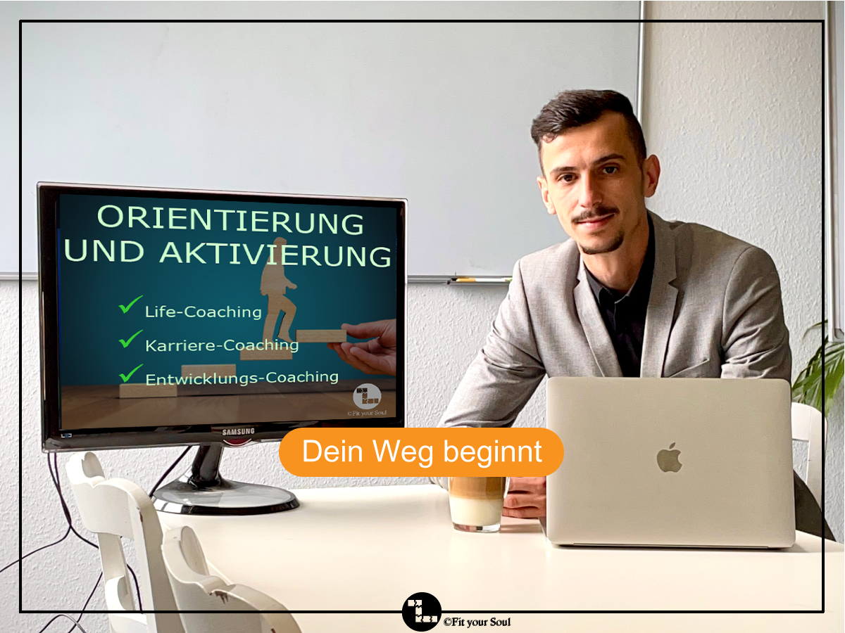 Inhaber Damiano Montero mit digitalem Poster zu orientierung und Aktivierung